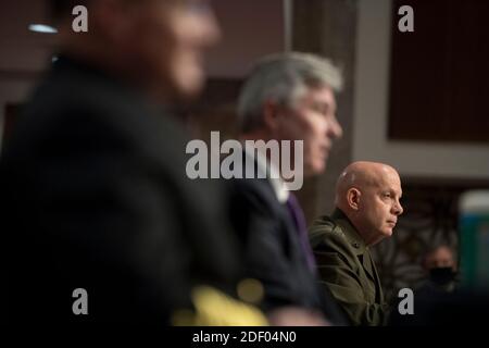 Il capo della marina degli Stati Uniti dell'ammiraglio Michael M. Gilday, sinistra, Segretario della marina Kenneth J. Braithwaite, centro, E il corpo marino degli Stati Uniti, comandante del generale del corpo marino David H. Berger, di destra, appaiono prima di un'audizione del comitato dei servizi armati del Senato per esaminare la preparazione della Marina e del corpo marino, nel palazzo dell'ufficio del Senato di Dirksen a Washington, DC., mercoledì 2 dicembre 2020. Credit: Rod Lamkey/CNP | utilizzo in tutto il mondo Foto Stock