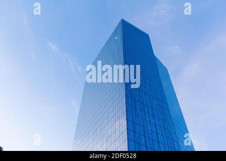 Veduta a occhio nudo dello Zuellig Building, una struttura moderna a Makati City, Filippine Foto Stock