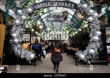 Londra, Regno Unito 2 dicembre 2020. Dopo che un governo di quattro settimane ha imposto la chiusura dei rivenditori non essenziali i titolari di stalle artigianali nel mercato Apple di Covent Garden preparano ad accogliere i clienti indietro. Foto Stock