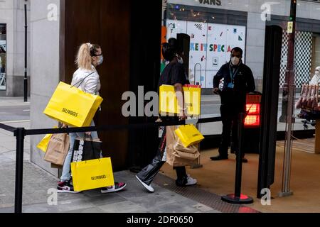 Londra, Regno Unito 2nd dicembre 2020. Dopo quattro settimane, il governo ha imposto la chiusura di negozi non essenziali al dettaglio nel West End di Londra, aprendo nuovamente le porte ai clienti per lo shopping natalizio. Foto Stock