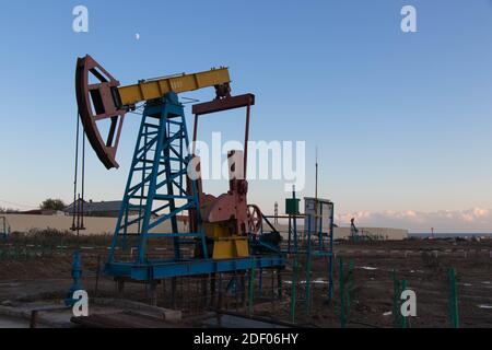 Pompa dell'olio. Attrezzature per l'industria petrolifera. Olio di wel a Baku, Azerbaigian Foto Stock