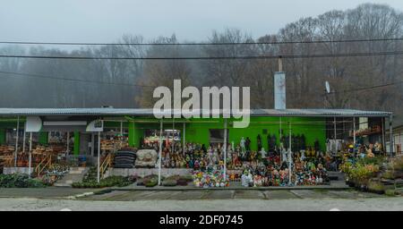 Esterno del negozio del Vietnam nel villaggio di Petrovice vicino al confine di Germania con statue colorate Foto Stock