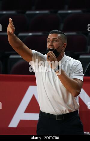 Chris Capko, assistente allenatore dei Trojans della California meridionale, reagisce durante una partita di basket NCAA contro i Cavalieri Battista della California Mercoledi 25 novembre 202 Foto Stock