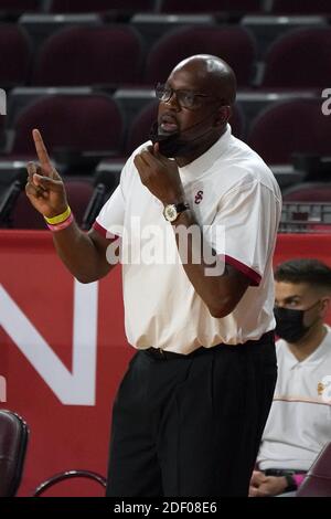 Eric Mobley, allenatore assistente dei Trogisti della California meridionale, reagisce durante una partita di basket NCAA contro i Cavalieri Battista della California, mercoledì 25 novembre 202 Foto Stock