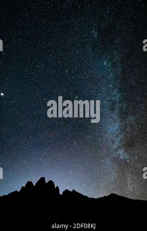 Cielo stellato di notte con Via Lattea sulle orecchie di coniglio, nelle montagne Oragan vista da Aguirre Springs Campground, Organ Mountains-Desert Peaks Natia Foto Stock