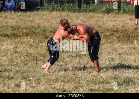 Lottatori che lottano nel tradizionale wrestling ad olio Kırkpınar tenuto Ogni anno in Turchia Edirne Foto Stock