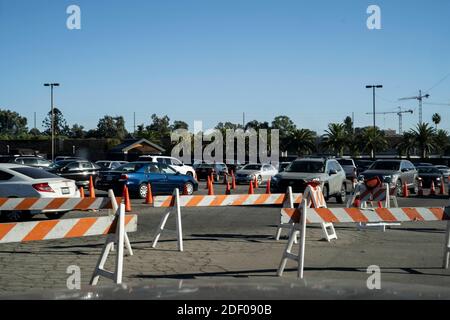 Los Angeles, California, Stati Uniti. 2 dicembre 2020. La gente aspetta in fila nelle loro vetture per i test COVID-19 al Jackie Robinson Stadium di Los Angeles, CA mercoledì 2 dicembre 2020. 7,593 nuovi casi erano stati segnalati a partire da martedì 1 dicembre 2020, stabilendo un nuovo record per i casi quotidiani in mezzo ad un aumento nazionale nei casi. Credit: Justin L. Stewart/ZUMA Wire/Alamy Live News Foto Stock