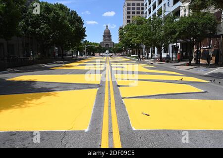 Black Austin Matters dipinto su Congress Avenue, la Main Street del Texas, nell'estate del 2020. Questa è la vista che guarda a nord verso il Campidoglio del Texas. Foto Stock