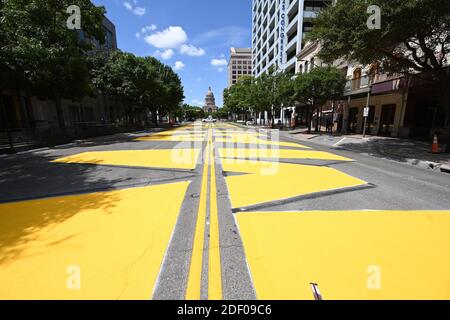 Black Austin Matters dipinto su Congress Avenue, la Main Street del Texas, nell'estate del 2020. Questa è la vista che guarda a nord verso il Campidoglio del Texas. Foto Stock