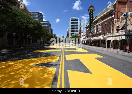 Black Austin Matters dipinto su Congress Avenue, la Main Street del Texas, nell'estate del 2020. Questa è la vista che guarda a nord verso il Campidoglio del Texas. Foto Stock