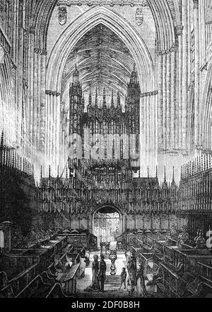 Il coro della Cattedrale e della Chiesa Metropolitana di San Pietro a York, Inghilterra. Conosciuto comunemente come York Minster, e completato nel 1472, ha un'ampia navata gotica decorata e casa di capitolo, un coro gotico perpendicolare e East End e primi transetti inglesi nord e sud. La navata centrale contiene la finestra Ovest, costruita nel 1338 e la Grande finestra Est (terminata nel 1408), che danno la più grande distesa di vetro colorato medievale del mondo. Foto Stock