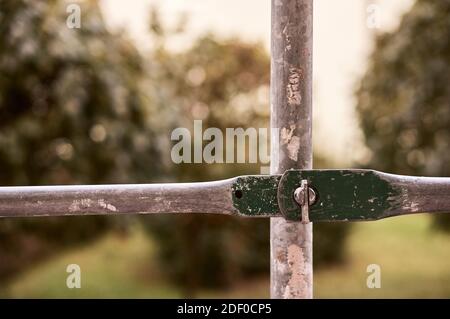 Un'immagine morbida di una scaffalatura sporca usata con vite Foto Stock