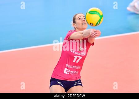 Scandicci, Firenze, Italia. 02 dicembre 2020. Aleksandra Krzos (Developers SkyRes Rzeszow) durante lo sviluppo SkyRes Rzeszow vs UNET e-Work Busto Arsizio, CEV Champions League Women volley match a scandicci, firenze, Italia, Dicembre 02 2020 Credit: Independent Photo Agency/Alamy Live News Foto Stock