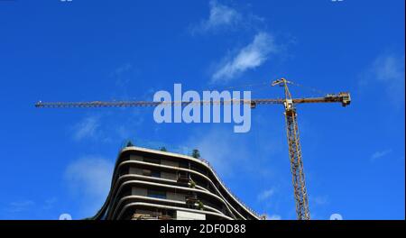 Gru a torre utilizzata per la costruzione dell'hotel a Funchal Madeira Foto Stock