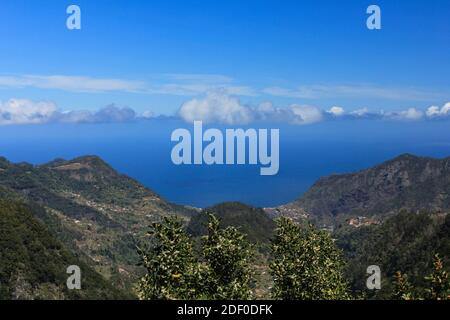 Paesaggio con montagne e alberi verdi su cielo blu e nuvole Foto Stock