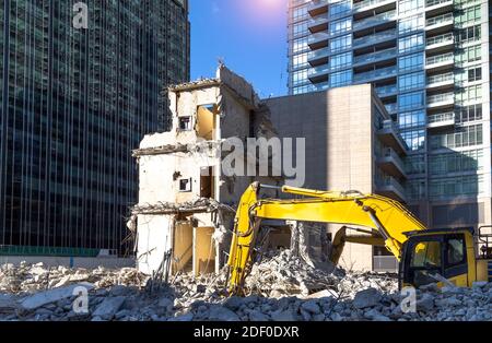 Toronto, Canada-10 Ottobre 2020: Demolizione di edifici e costruzione di un condominio di lusso nel cuore del centro città in una posizione di prim'ordine Foto Stock