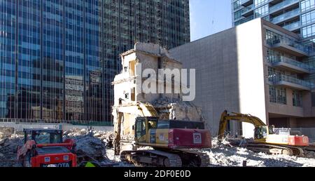 Toronto, Canada-10 Ottobre 2020: Demolizione di edifici e costruzione di un condominio di lusso nel cuore del centro città in una posizione di prim'ordine Foto Stock