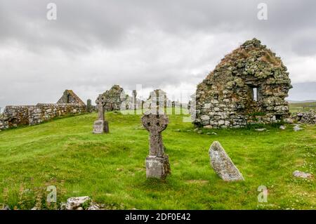 Rovine antiche cappelle cristiane a Howmore o ToBha Mor nel sud Uist. Foto Stock