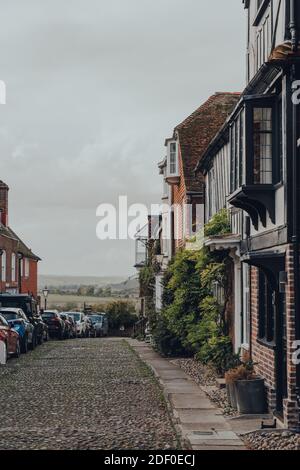 Rye, UK - 10 ottobre 2020: Fila di vecchie case a schiera su una strada acciottolata a Rye, una delle città medievali meglio conservate nel Sussex orientale, Inghilterra, ca Foto Stock