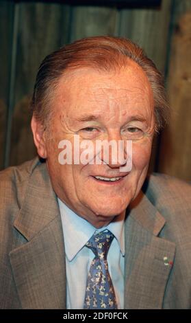 File - Albert Uderzo Dies at 92 - 'Asterix'father Albert Uderzo posa durante l'ultimo giorno della Fiera del Libro di Parigi 'le Salon Du Livre' che si è tenuta a Porte de Versailles a Parigi, Francia, il 27 marzo 2007. Foto di Denis Guignebourg/ABACAPRESS.COM Foto Stock