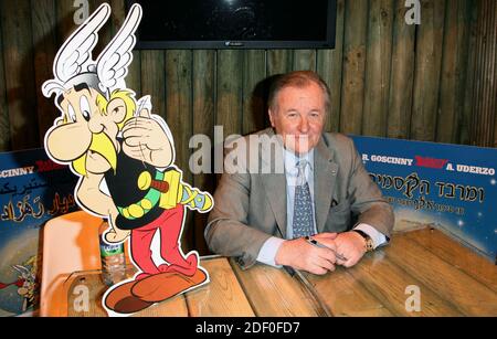 File - Albert Uderzo Dies at 92 - il padre "Asterix" Albert Uderzo pone durante l'ultimo giorno della Fiera del Libro di Parigi "le Salon Du Livre", tenutasi a Porte de Versailles a Parigi, Francia, il 27 marzo 2007. Foto di Denis Guignebourg/ABACAPRESS.COM Foto Stock