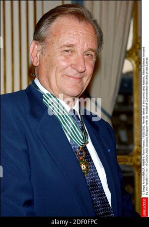 File - Albert Uderzo Dies at 92 - © Serge Arnal/ABACA. 49898-6. Parigi-Francia, 16/09/2003. Padre francese del fumetto Asterix, Albert Uderzo onorato dal ministro francese della cultura Jean-Jacques Aillagon con la medaglia di Commendeur des Arts et des Lettres Foto Stock