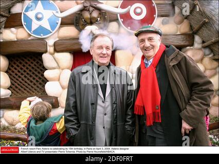 File - Albert Uderzo Dies at 92 - la località francese Parc Asterix festeggia il suo 15° compleanno, a Parigi il 3 aprile 2004. Foto di Pierre Hounsfield/ABACA. Nella foto : il designer Asterix Albert Uderzo e il presentatore televisivo Pierre Tchernia. Foto Stock