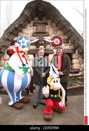 File - Albert Uderzo Dies at 92 - la località francese Parc Asterix festeggia il suo 15° compleanno, a Parigi il 3 aprile 2004. Il designer Asterix Albert Uderzo e il presentatore televisivo Pierre Tchernia. Foto di Pierre Hounsfield/ABACA. Foto Stock