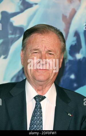 File - Albert Uderzo Dies at 92 - Albert Uderzo partecipa alla prima di 'Asterix et les Vikings' al teatro Rex di Parigi il 31 marzo 2006. Foto di Denis Guignebourg/ABACAPRESS.COM Foto Stock