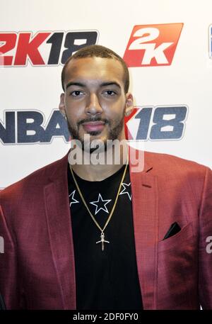 La NBA ha annunciato mercoledì che sta sospendendo la stagione dopo un caso positivo di coronavirus è stato riportato in campionato. Poco prima, l'identità del giocatore è stato rivelato: Francese Rudy Gobert ---- file - Rudy Gobert basketteur francais en NBA lors de la soiree lancement du Jeu Video NBA 2K18 a Parigi, Francia il 7 settembre 2017. Foto di Alain Apaydin/ABACAPRESS.COM Foto Stock