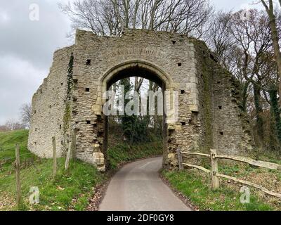 WINCHELSEA, EAST SUSSEX, UK - DEC 12th 2020 : il Landgate un arco d'ingresso a Winchelsea nel Sussex orientale, risalente a 1300 parte delle mura della città vecchia Foto Stock