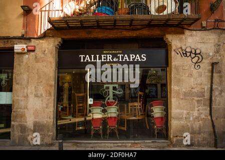 barcellona, spagna - 20 novembre 2020: finestra di bar vuoto chiuso e ristorante tapas a causa del blocco pandemico del virus corona. covid-19 restrizioni per Foto Stock