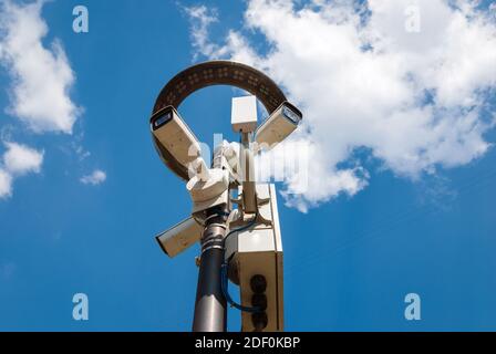 telecamere di sorveglianza per esterni su lampione con lanterna a led contro il blu cielo Foto Stock