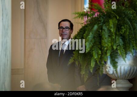 Steven Mnuchin, segretario del Tesoro, è in attesa che il presidente Donald Trump esprima una dichiarazione nel Grand Foyer della Casa Bianca, In risposta all'Iran che ha sparato più di una dozzina di missili balistici presso due basi militari irachene che ospitano truppe statunitensi l'8 gennaio 2020 a Washington, D.C., gli attacchi sono arrivati la notte prima in risposta allo sciopero dei droni degli Stati Uniti che ha ucciso il generale iraniano Qasem Soleimani. FONTI USA e irachene hanno detto che non ci sono state vittime note. Foto di Pete Marovich/ABACAPRESS.COM Foto Stock