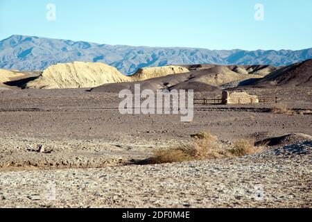 I resti di una cabina di adobe per i lavoratori al Harmony Borax Works nella Death Valley, California. Foto Stock