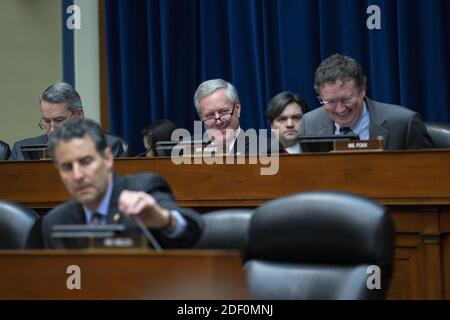 Rappresentante degli Stati Uniti Mark Meadows (Repubblicano del North Carolina) ascolta come Vanita Gupta, Presidente e Chief Executive Officer della Leadership Conference sui civili e i diritti umani, John Yang, presidente e direttore esecutivo di asiatici americani avanzare la giustizia, Arturo Vargas, Chief Executive Officer di NALEO Fondo Educativo, Kevin J. Allis, Chief Executive Officer del Congresso Nazionale degli indiani americani, Marc Morial, Presidente e Chief Executive Officer della National Urban League e Darrell Moore, Direttore esecutivo del Centro per la Georgia del Sud impatto regionale testimoniano Foto Stock