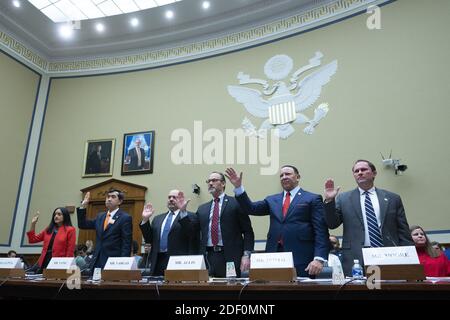 Da sinistra a destra: Vanita Gupta, Presidente e Chief Executive Officer della Leadership Conference sui civili e i diritti umani, John Yang, presidente e direttore esecutivo di asiatici americani avanzare la giustizia, Arturo Vargas, Chief Executive Officer di NALEO Fondo Educativo, Kevin J. Allis, Chief Executive Officer del Congresso Nazionale degli indiani americani, Marc Morial, Presidente e Chief Executive Officer della National Urban League e Darrell Moore, Direttore esecutivo del Centro per la Georgia del Sud impatto regionale sono giurato in prima gli Stati Uniti Casa Comitato per la supervisione e R Foto Stock