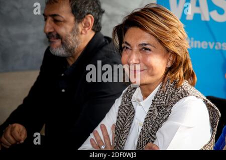 Martine Vassal (R), presidente del consiglio dipartimentale Bouches-du-Rhone, membro del partito di destra Les Republicains (LR) e candidato alle elezioni mayorali di Marsiglia 2020, parla accanto all'attore francese e al capo della lista di Vassal nel quindicesimo e sedicesimo distretto di Marsiglia Moussa Maaskri, Durante la presentazione del suo capo lista nell'ottavo settore della città il 13 gennaio 2020, a Marsiglia, nel sud-est della Francia. Foto di Denis Thaust/Avenir Pictures/ABACAPRESS.COM Foto Stock