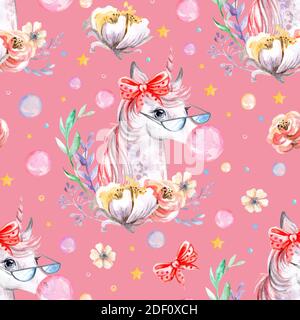 Carino unicorno in bicchieri con bolla di gomma da masticare e fiori isolati su sfondo rosa. Motivo senza giunture acquerello. Illustrazione per party, stampa, w Foto Stock