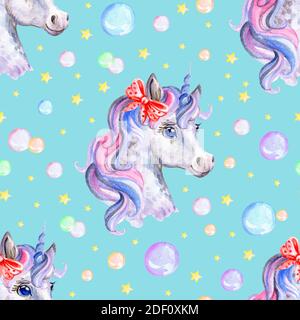 Carino unicorno con bolle di sapone isolato su sfondo blu. Motivo senza giunture acquerello. Illustrazione per party, stampa, tessuto, sfondo, design, dec Foto Stock