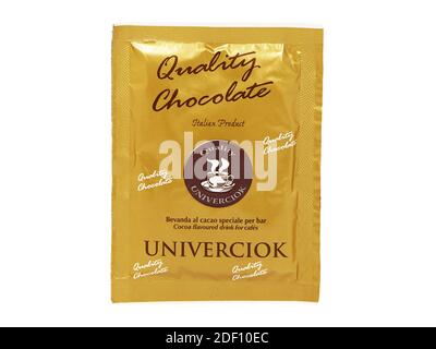 GALATI, ROMANIA - 12 MAGGIO 2016. Bustina di cioccolato da bere Univerciok isolata su bianco Foto Stock