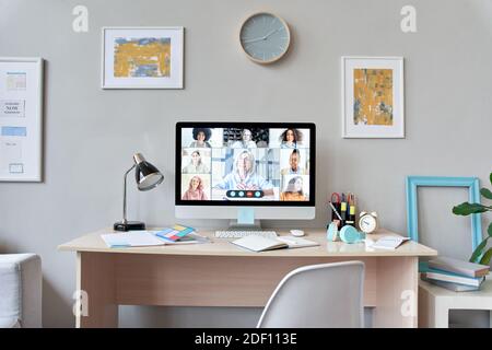 Home tavolo con computer monitor distanza gruppo lezione online. Foto Stock