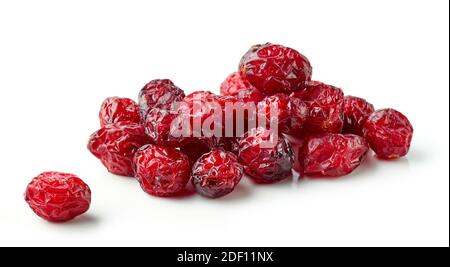 cumulo di mirtilli rossi secchi isolati su sfondo bianco Foto Stock