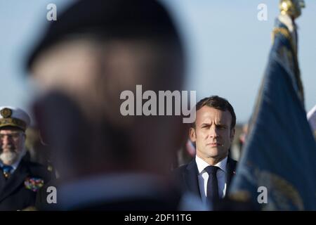 Il presidente francese Emmanuel Macron esamina le truppe alla base aerea 123 di Orleans-Bricy, Francia centrale, il 16 gennaio 2020 prima di rivolgere il suo discorso di Capodanno alle forze armate francesi. Foto di Eliot Blondt/ABACAPRESS.COM Foto Stock