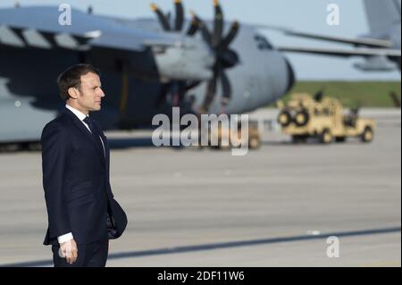 Il presidente francese Emmanuel Macron esamina le truppe alla base aerea 123 di Orleans-Bricy, Francia centrale, il 16 gennaio 2020 prima di rivolgere il suo discorso di Capodanno alle forze armate francesi. Foto di Eliot Blondt/ABACAPRESS.COM Foto Stock