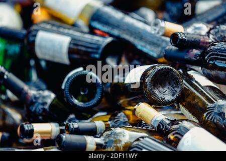 Un grande mucchio di bottiglie di vino vuote. Spazzatura. Concetto di riciclo. Ecologia Foto Stock