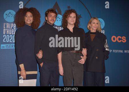 Stefi Celma, Ruben Alves, Alexandre Wetter, Pascale Arbillot alla cerimonia di chiusura del 23° Festival della Commedia a l'Alpe d Huez, Francia, il 18 gennaio 2020. Foto di Julien Reynaud/APS-Medias/ABACAPRESS.COM Foto Stock