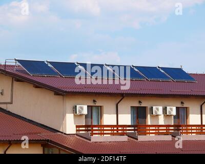 Pannello solare utilizzato per riscaldare l'acqua su un tetto Foto Stock