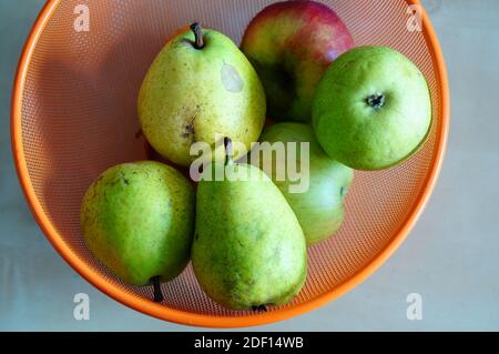 Una vista dall'alto di pere verdi e mele un cestino di frutta Foto Stock