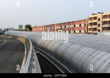 Un nuovo sottopassaggio stradale che sostituisce un passaggio a livello nel centro-ovest di Pechino vicino alla stazione ferroviaria di Pechino Ovest. Cina Foto Stock